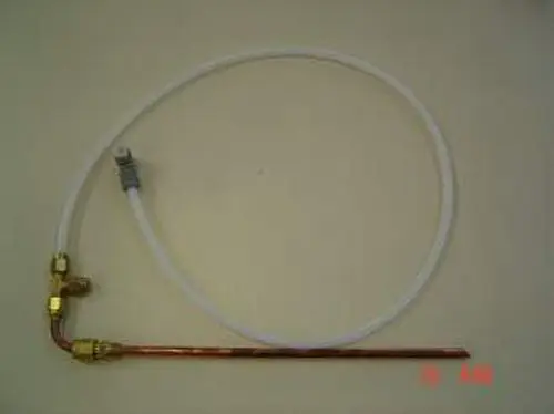 Gasregler-Set mit Kupferrohr und Kunststoffschlauch, hergestellt von Remeha, zur Verwendung in Gasinstallationen.